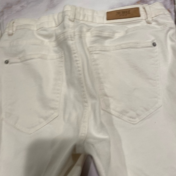 Zara Basic white denim ripped jeans. SZ 30 - Picture 4 of 9